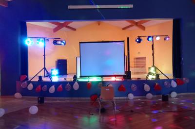 Carnets décorés avec des autocollants colorés et un dessin de fleur violette, posés sur une surface en bois.