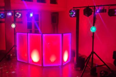 Carnets décorés avec des autocollants colorés et un dessin de fleur violette, posés sur une surface en bois.