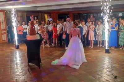 Carnets décorés avec des autocollants colorés et un dessin de fleur violette, posés sur une surface en bois.