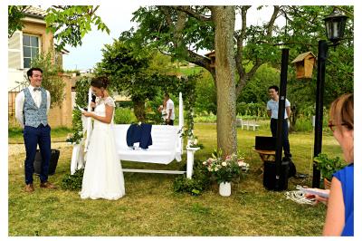Carnets décorés avec des autocollants colorés et un dessin de fleur violette, posés sur une surface en bois.
