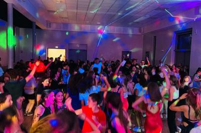 Carnets décorés avec des autocollants colorés et un dessin de fleur violette, posés sur une surface en bois.