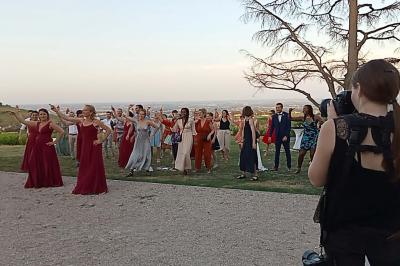 Carnets décorés avec des autocollants colorés et un dessin de fleur violette, posés sur une surface en bois.