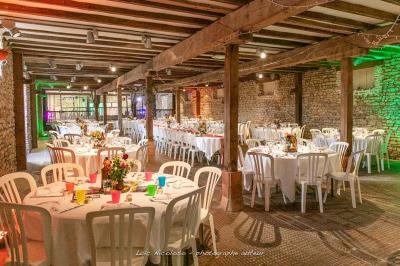 Carnets décorés avec des autocollants colorés et un dessin de fleur violette, posés sur une surface en bois.