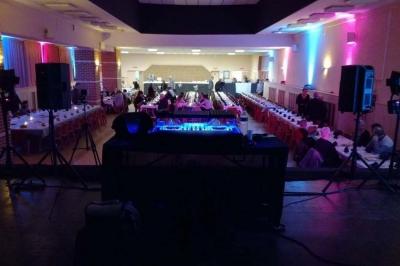 Carnets décorés avec des autocollants colorés et un dessin de fleur violette, posés sur une surface en bois.