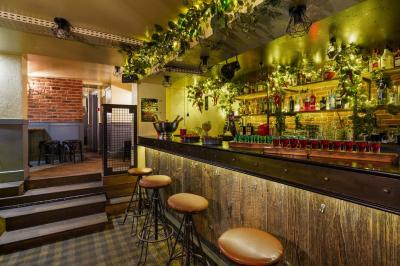 Miniature Location salle Paris 5 (Paris) - Le Pub Saint Michel #7 Salle de restaurant avec banquettes vertes, tables en bois garnies de plats variés et seau à champagne au centre.