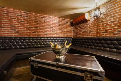 Miniature Location salle Paris 5 (Paris) - Le Pub Saint Michel #11 Salle de restaurant avec banquettes vertes, tables en bois garnies de plats variés et seau à champagne au centre.