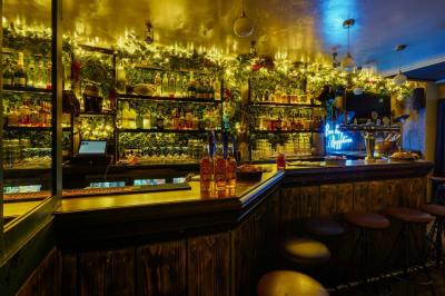 Miniature Location salle Paris 5 (Paris) - Le Pub Saint Michel #12 Salle de restaurant avec banquettes vertes, tables en bois garnies de plats variés et seau à champagne au centre.