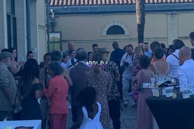 Un DJ mixant de la musique sur une table de mixage dans une salle éclairée par des lumières violettes.