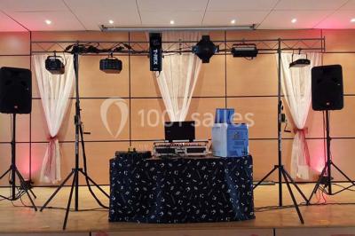 Miniature Location salle Boissy-la-Rivière (Essonne) - Domaine de Bierville #7 Rivière calme bordée d'arbres hauts et verdoyants, reflétant la lumière du soleil dans un environnement paisible.