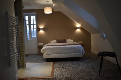 Miniature Location salle Boissy-la-Rivière (Essonne) - Domaine de Bierville #10 Rivière calme bordée d'arbres hauts et verdoyants, reflétant la lumière du soleil dans un environnement paisible.