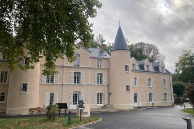 Miniature Location salle Boissy-la-Rivière (Essonne) - Domaine de Bierville #12 Rivière calme bordée d'arbres hauts et verdoyants, reflétant la lumière du soleil dans un environnement paisible.