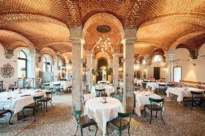 Plan des salles de l'hôtel Van der Valk Waterloo avec dimensions et disposition des espaces.