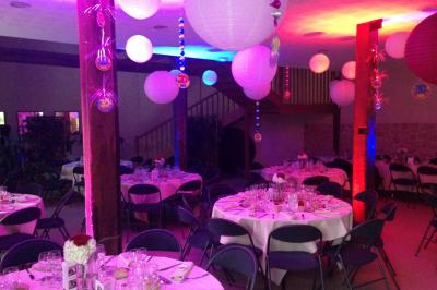 Miniature DJ Patay (Loiret) - Atomix Deejay #4 Un DJ en chemise blanche mixe de la musique sur une console lors d'un événement avec des invités en arrière-plan.