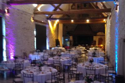 Miniature DJ Patay (Loiret) - Atomix Deejay #9 Un DJ en chemise blanche mixe de la musique sur une console lors d'un événement avec des invités en arrière-plan.