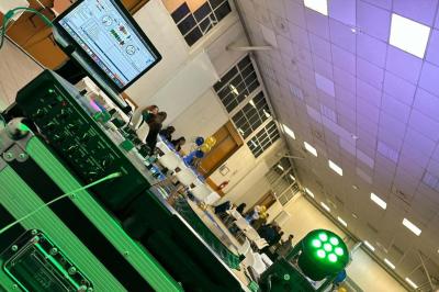 Miniature DJ Romainville (Seine-Saint-Denis) - Dj Bilou #2 Salle décorée avec des lumières violettes, un arbre artificiel blanc et un mur floral, avec deux personnes présentes.