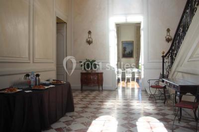 Façade d'un château éclairé par des lumières colorées, vue de nuit avec des silhouettes de personnes devant.