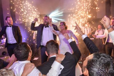 Miniature DJ Saint-Denis (Seine-Saint-Denis) - Djjimmx Events #6 Groupe de personnes souriantes posant ensemble lors d'un événement festif en plein air, portant des t-shirts assortis.