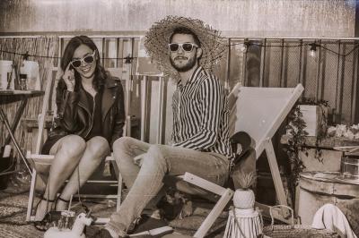 Miniature DJ Saint-Denis (Seine-Saint-Denis) - Djjimmx Events #9 Groupe de personnes souriantes posant ensemble lors d'un événement festif en plein air, portant des t-shirts assortis.