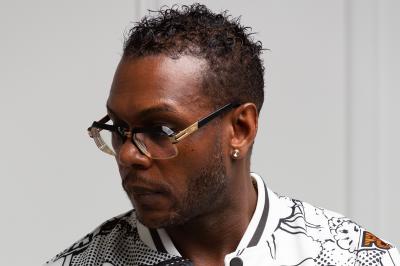 Miniature DJ Saint-Denis (Seine-Saint-Denis) - Djjimmx Events #5 Groupe de personnes souriantes posant ensemble lors d'un événement festif en plein air, portant des t-shirts assortis.