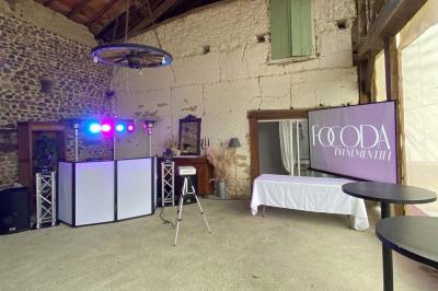 Miniature DJ Pau (Pyrénées-Atlantiques) - Dj Focoda Evenementiel #4 Table de mixage éclairée avec des lumières colorées, un ordinateur affichant un logiciel de DJ en arrière-plan.