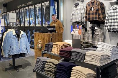 Miniature DJ Pau (Pyrénées-Atlantiques) - Dj Focoda Evenementiel #9 Table de mixage éclairée avec des lumières colorées, un ordinateur affichant un logiciel de DJ en arrière-plan.