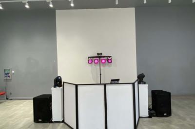 Miniature DJ Pau (Pyrénées-Atlantiques) - Dj Focoda Evenementiel #14 Table de mixage éclairée avec des lumières colorées, un ordinateur affichant un logiciel de DJ en arrière-plan.