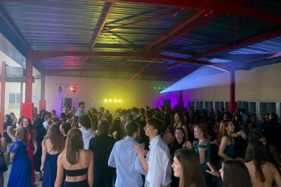 Miniature DJ Pau (Pyrénées-Atlantiques) - Dj Focoda Evenementiel #2 Table de mixage éclairée avec des lumières colorées, un ordinateur affichant un logiciel de DJ en arrière-plan.