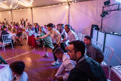 Miniature DJ Pau (Pyrénées-Atlantiques) - Dj Focoda Evenementiel #7 Table de mixage éclairée avec des lumières colorées, un ordinateur affichant un logiciel de DJ en arrière-plan.