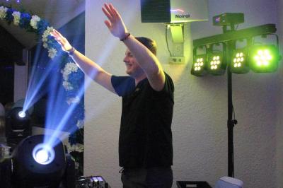 Miniature DJ Pau (Pyrénées-Atlantiques) - Dj Focoda Evenementiel #3 Table de mixage éclairée avec des lumières colorées, un ordinateur affichant un logiciel de DJ en arrière-plan.