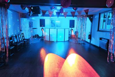 Miniature DJ Pau (Pyrénées-Atlantiques) - Dj Focoda Evenementiel #5 Table de mixage éclairée avec des lumières colorées, un ordinateur affichant un logiciel de DJ en arrière-plan.