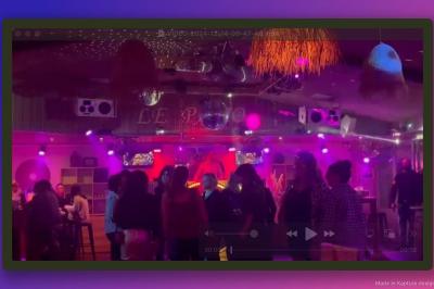 Miniature DJ Montpellier (Hérault) - DJ Manelya #2 Personnes dansant dans une ambiance festive avec des lumières colorées, vue depuis une table de mixage de DJ.