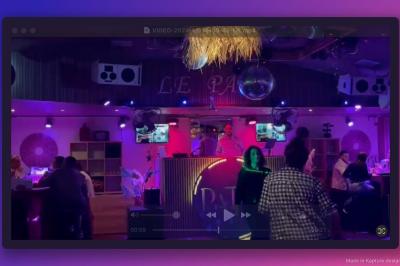 Miniature DJ Montpellier (Hérault) - DJ Manelya #5 Personnes dansant dans une ambiance festive avec des lumières colorées, vue depuis une table de mixage de DJ.