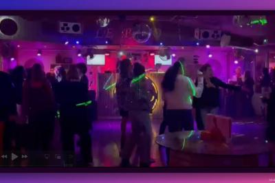 Miniature DJ Montpellier (Hérault) - DJ Manelya #6 Personnes dansant dans une ambiance festive avec des lumières colorées, vue depuis une table de mixage de DJ.