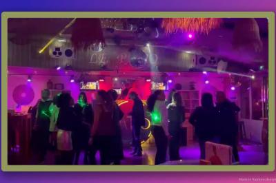 Miniature DJ Montpellier (Hérault) - DJ Manelya #8 Personnes dansant dans une ambiance festive avec des lumières colorées, vue depuis une table de mixage de DJ.