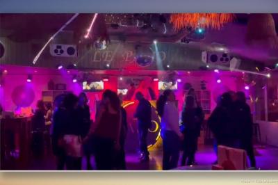 Miniature DJ Montpellier (Hérault) - DJ Manelya #9 Personnes dansant dans une ambiance festive avec des lumières colorées, vue depuis une table de mixage de DJ.