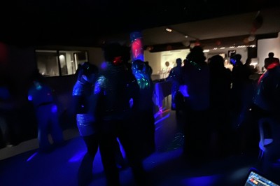 Miniature DJ Montpellier (Hérault) - DJ Manelya #10 Personnes dansant dans une ambiance festive avec des lumières colorées, vue depuis une table de mixage de DJ.