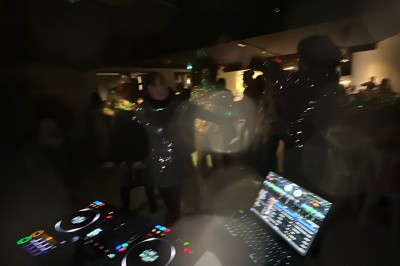 Miniature DJ Montpellier (Hérault) - DJ Manelya #15 Personnes dansant dans une ambiance festive avec des lumières colorées, vue depuis une table de mixage de DJ.