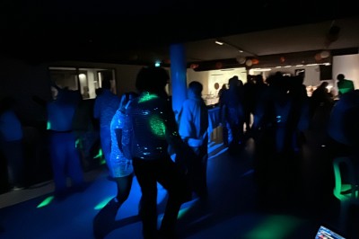 Miniature DJ Montpellier (Hérault) - DJ Manelya #16 Personnes dansant dans une ambiance festive avec des lumières colorées, vue depuis une table de mixage de DJ.