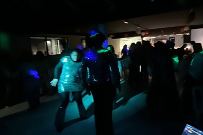 Miniature DJ Montpellier (Hérault) - DJ Manelya #22 Personnes dansant dans une ambiance festive avec des lumières colorées, vue depuis une table de mixage de DJ.