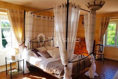 Miniature Location salle Liergues (Rhône) - Domaine du Passeloup #25 Allée bordée de pelouse et d'arbres taillés, sous un ciel dégagé dans un jardin verdoyant.