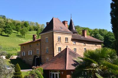 Miniature Location salle Liergues (Rhône) - Domaine du Passeloup #5 Allée bordée de pelouse et d'arbres taillés, sous un ciel dégagé dans un jardin verdoyant.