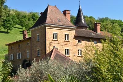 Miniature Location salle Liergues (Rhône) - Domaine du Passeloup #2 Allée bordée de pelouse et d'arbres taillés, sous un ciel dégagé dans un jardin verdoyant.