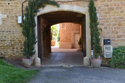 Miniature Location salle Liergues (Rhône) - Domaine du Passeloup #23 Allée bordée de pelouse et d'arbres taillés, sous un ciel dégagé dans un jardin verdoyant.