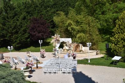 Miniature Location salle Liergues (Rhône) - Domaine du Passeloup #26 Allée bordée de pelouse et d'arbres taillés, sous un ciel dégagé dans un jardin verdoyant.