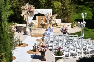 Miniature Location salle Liergues (Rhône) - Domaine du Passeloup #8 Allée bordée de pelouse et d'arbres taillés, sous un ciel dégagé dans un jardin verdoyant.