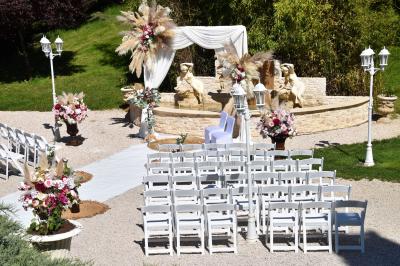 Miniature Location salle Liergues (Rhône) - Domaine du Passeloup #16 Allée bordée de pelouse et d'arbres taillés, sous un ciel dégagé dans un jardin verdoyant.