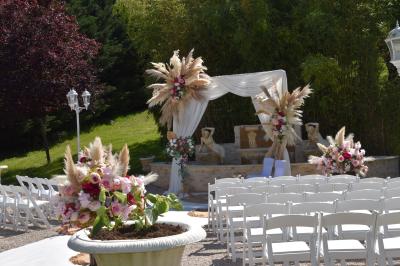 Miniature Location salle Liergues (Rhône) - Domaine du Passeloup #18 Allée bordée de pelouse et d'arbres taillés, sous un ciel dégagé dans un jardin verdoyant.