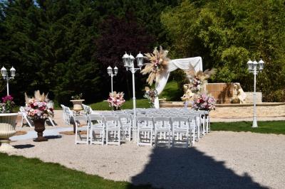 Miniature Location salle Liergues (Rhône) - Domaine du Passeloup #19 Allée bordée de pelouse et d'arbres taillés, sous un ciel dégagé dans un jardin verdoyant.
