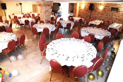 Miniature Location salle Liergues (Rhône) - Domaine du Passeloup #21 Allée bordée de pelouse et d'arbres taillés, sous un ciel dégagé dans un jardin verdoyant.