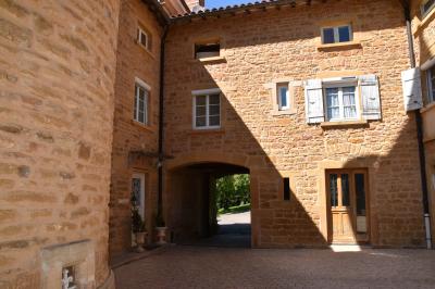 Miniature Location salle Liergues (Rhône) - Domaine du Passeloup #14 Allée bordée de pelouse et d'arbres taillés, sous un ciel dégagé dans un jardin verdoyant.